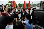 媒體采訪科技部部長萬鋼 
