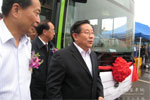 萬鋼在恒通新能車前留影