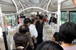 與會嘉賓參觀純電動客車 