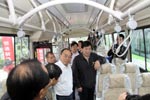 與會嘉賓參觀純電動客車 