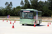 裝配艾裏遜自動變速箱的大金龍公交車6127G在瓊海汽車試驗場進行試駕