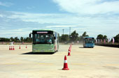 兩輛XMQ6127G進行加速性能測試，裝配自動變速箱的客車（左）加速性能明顯好於裝配手動變速箱的客車