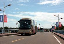 與會嘉賓乘坐大金龍豪華旅遊客車6117Y進行試乘體驗