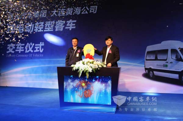 圖：大連黃海公司總經理王傑遞交金鑰匙