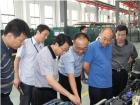 時任中航工業飛機唐軍總經理、中航工業西飛宋水雲書記考察愛維客商務客車試製生產線並指導。