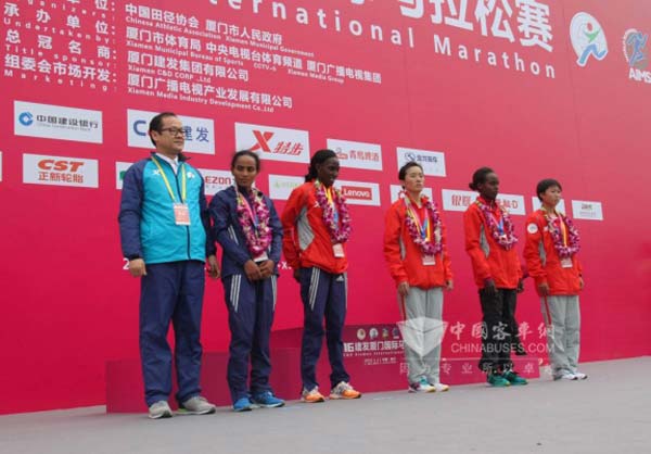 金龍客車副總經理徐向東(dong) 為(wei) 女子選手頒獎