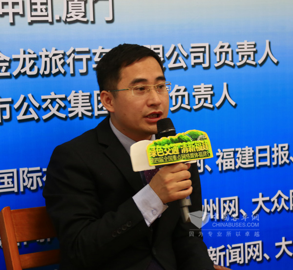 廈門金龍旅行車有限公司常務副總經理彭東(dong) 慶接受記者采訪