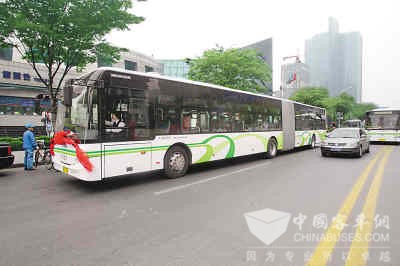 上海：鬆江大學城“巨龍”公交車全部退役 將被betway在线官网公交車取代
