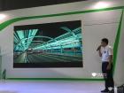 金龍技術研究院副院長蘇亮介紹金龍城市之光大巴係列