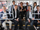 智利交通通訊部部長Gloria Hutt， 交通通訊部副部長Jose Luis，聖地亞哥辦公室主任Fernado Saka，Engie集團智利分公司CEO Alex Leveque，宇通海外市場副總經理常浩等參觀宇通E12