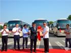 安凱客車國際營銷公司副總經理李國鈞向韓國用戶交付新車鑰匙