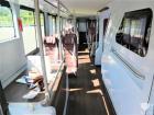 該車設有59個座位，最大承載119人。內飾設計十分高雅，木紋地板白色牆壁軟質頂棚。