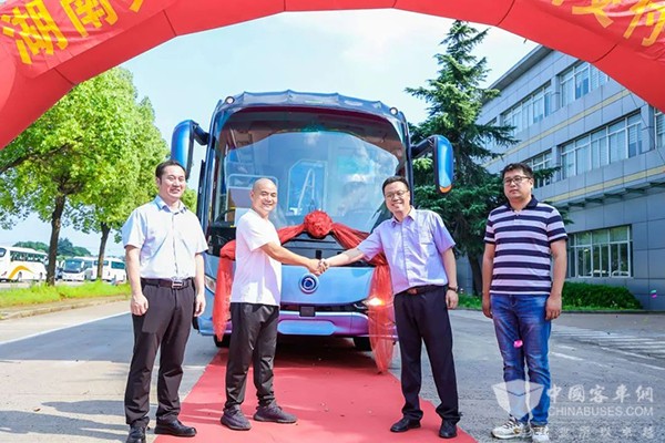 申龍汽車 高端旅遊大巴 湖南賓利旅遊 首批交付