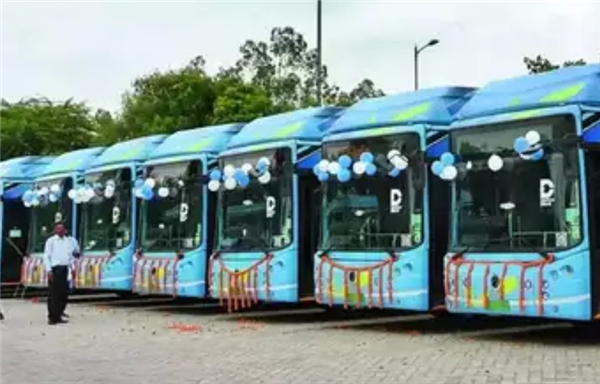 推動城市綠色出行 印度德裏政府新增320輛電動公交車