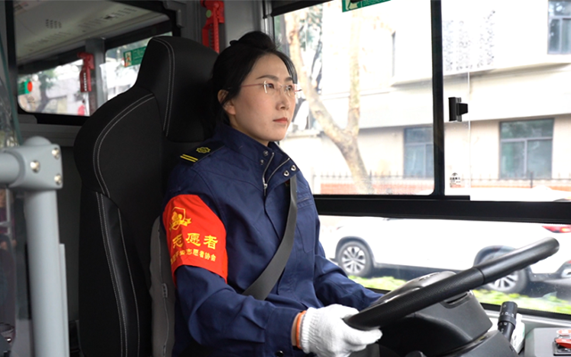 南京3路公交車上的“溫馨使者”趙豔玲