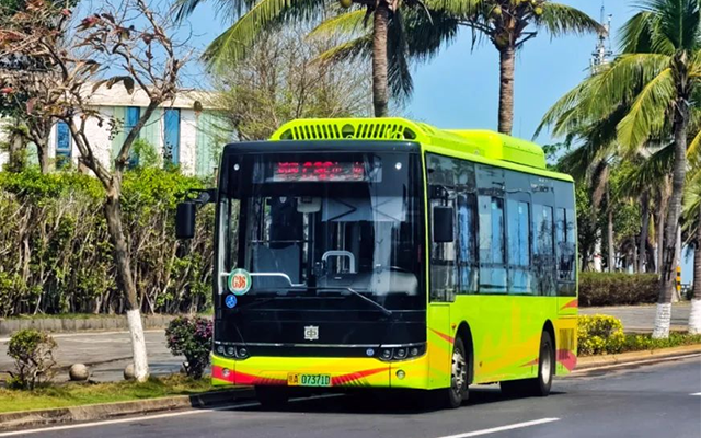 乘中車公交賞海口風光 體驗低碳出行新魅力