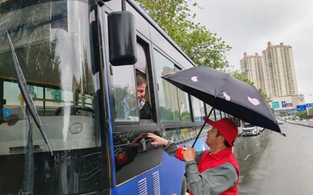 風雨中的暖心守護：烏魯木齊公交誌願者撐起溫情傘