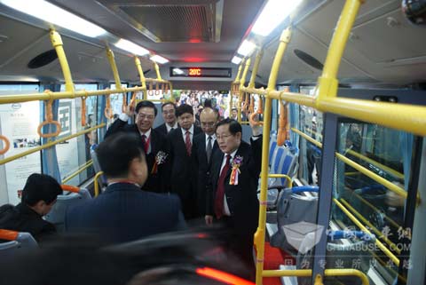 科技部部長萬(wan) 鋼在混合動力公交上