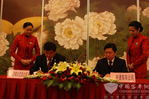 中通客車公司與(yu) 濟南公交2010年度betway在线官网客車購買(mai) 協議簽字儀(yi) 式