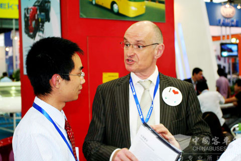 2010上海客車展，世界客車聯盟主席Mark先生到訪東(dong) 風旅行車公司展台