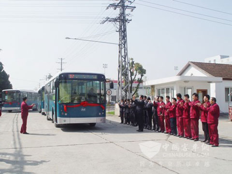 安凱客車遠嫁阿布紮比，公司員工列隊歡送