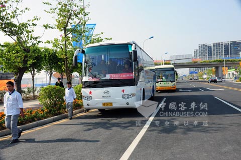 正在為(wei) 廣州亞(ya) 運安檢及誌願者服務的海格客車