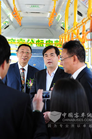 領導在聽取車內(nei) 介紹