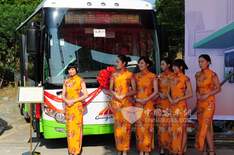 女孩們(men) 在車前的微笑和陽光一樣溫暖