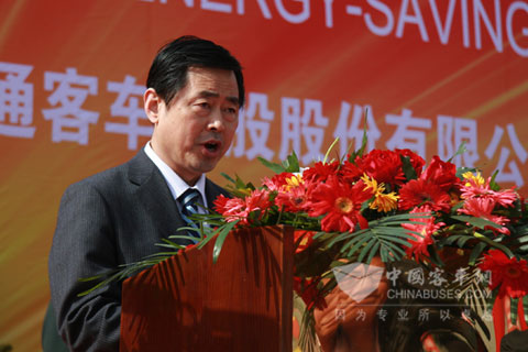 中通3萬(wan) 輛betway在线官网及節能型客車基地奠基儀(yi) 式上中通客車董事長李海平介紹中通客車新基地相關(guan) 情況