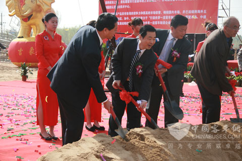 董事長李海平、總經理孫慶民同參會(hui) 領導、嘉賓一起為(wei) 中通betway在线官网與(yu) 節能型客車基地奠基