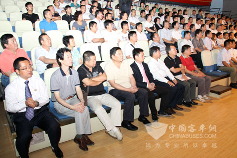 與(yu) 會(hui) 嘉賓聚精會(hui) 神聆聽