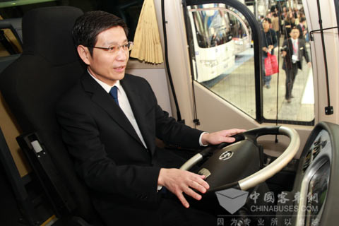 廖力強大使現場體(ti) 驗大金龍展車XMQ6900