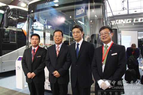 金龍集團運營總監鄧鴻飛、駐比經商參讚王賀亮、駐比大使廖力強、大金龍副總經理朱國強(從(cong) 左至右)現場合影留念
