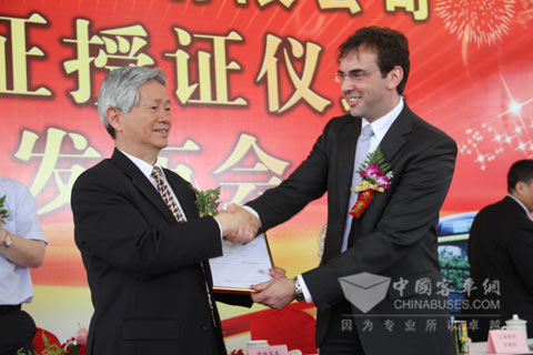 德國萊茵公司萊茵中國車輛部門總監 Oliver Rothert先生向常隆客車頒發WVTA證書(shu) 
