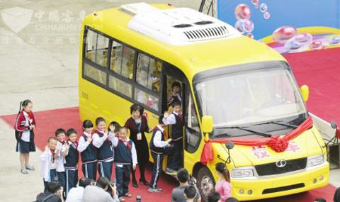 首輛“成都造”校車投用 60秒內(nei) 自動滅火