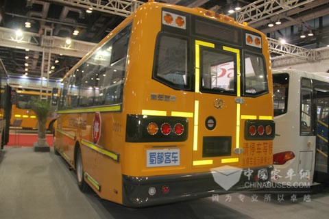 蜀都專(zhuan) 用長頭校車6900XED左後側(ce) 安裝了停車指示牌