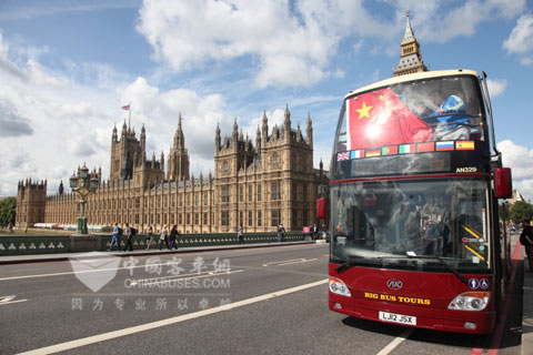 安凱雙層觀光車在英國倫(lun) 敦泰晤士河畔議會(hui) 大廈旁