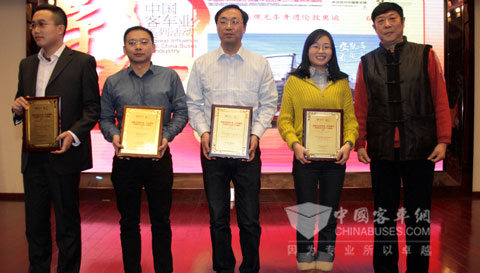 申龍客車行政總監陶榮華先生（中）上台 領取“行業(ye) 十大必威betway官网网页登录”獎