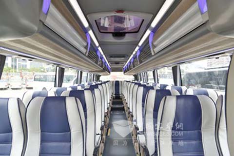 　寬敞的車內(nei) 空間