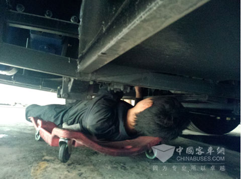 　亞(ya) 星售後人員在深圳進行車輛檢查