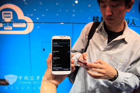 觀眾(zhong) 在海格雲(yun) 戰略發布會(hui) 現場體(ti) 驗免費wifi