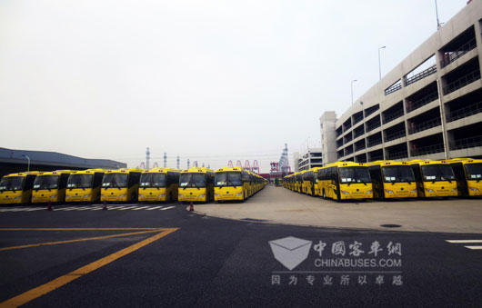 446台9米申龍校車停靠在上海浦東(dong) 新區海通新汽車碼頭廣場上整裝待發