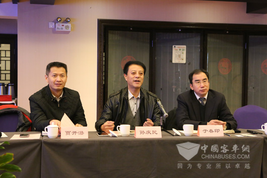 公司領導參加座談會(hui) 