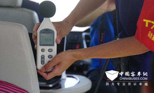 在怠速封閉空調車廂內(nei) ，車頭乘客區噪音測試為(wei) 56分貝。
