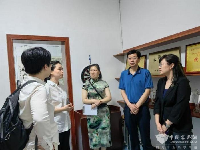 全國政協委員楊洋建議推動城市公共交通工具報站顯示屏規範化管理