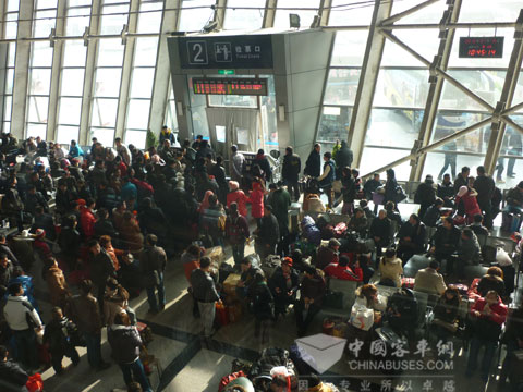 北京六裏橋長途客運站乘客候車情景