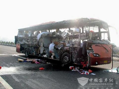 2006年6月20日，一輛由青島開往杭州的臥鋪大客車，因駕駛員疲勞駕駛，在滬杭甬高速公路杭州段與(yu) 一輛同方向行駛的大貨車相撞，造成大客車上的4人當場死亡，14人受傷(shang) 。