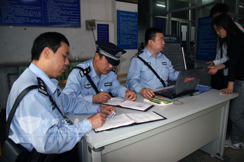 派出所民警為(wei) 進站乘客登記身份證