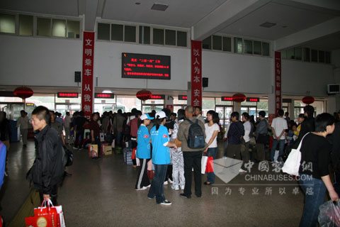 首都各高校的誌願者熱心幫助乘客