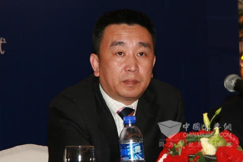上柴動力總經理熊偉(wei) 銘回答記者提問